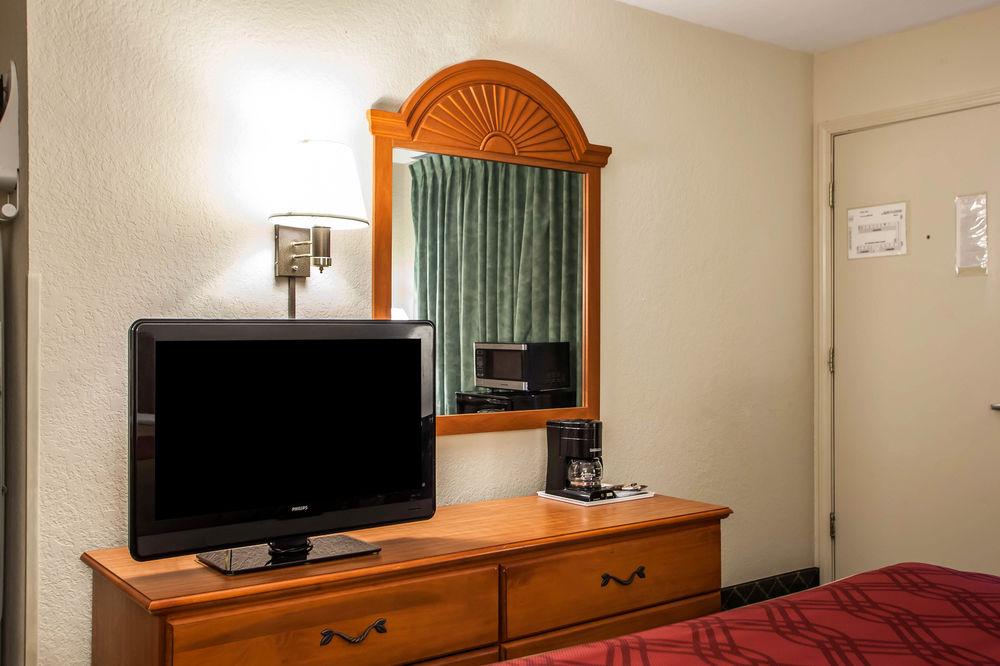 Economy Inn & Suites Ханибал Екстериор снимка