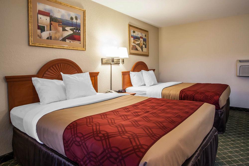 Economy Inn & Suites Ханибал Екстериор снимка