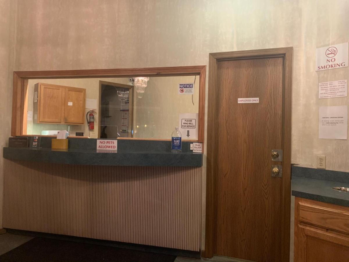 Economy Inn & Suites Ханибал Екстериор снимка