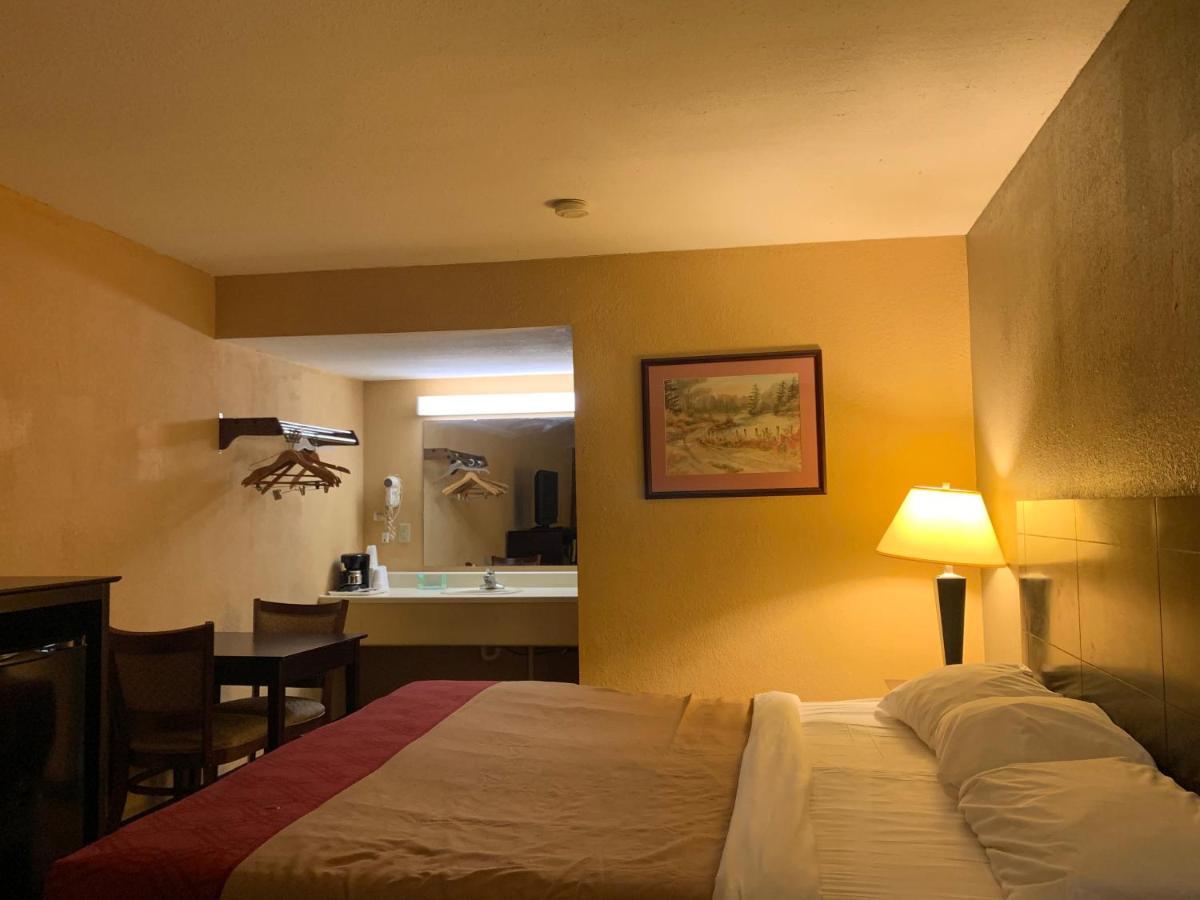 Economy Inn & Suites Ханибал Екстериор снимка